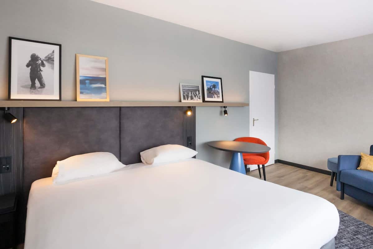 Dobbeltrom – comfort, 1 dobbeltseng | Safe på rommet, skrivebord, strykejern/-brett og wi-fi (inkludert)