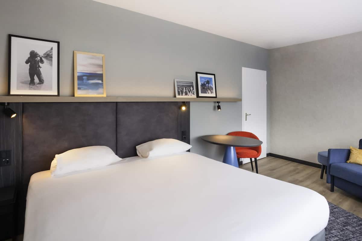 Habitación doble Confort, 1 cama matrimonial | Caja de seguridad en la habitación y escritorio