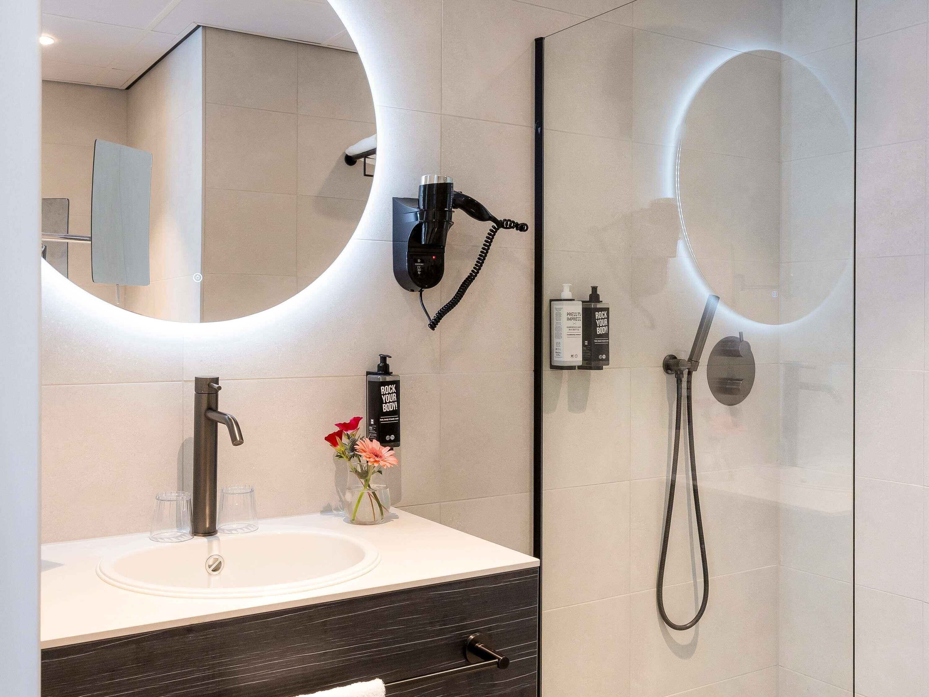 Rom – deluxe, 1 dobbeltseng, balkong | Safe på rommet, skrivebord, strykejern/-brett og wi-fi (inkludert)