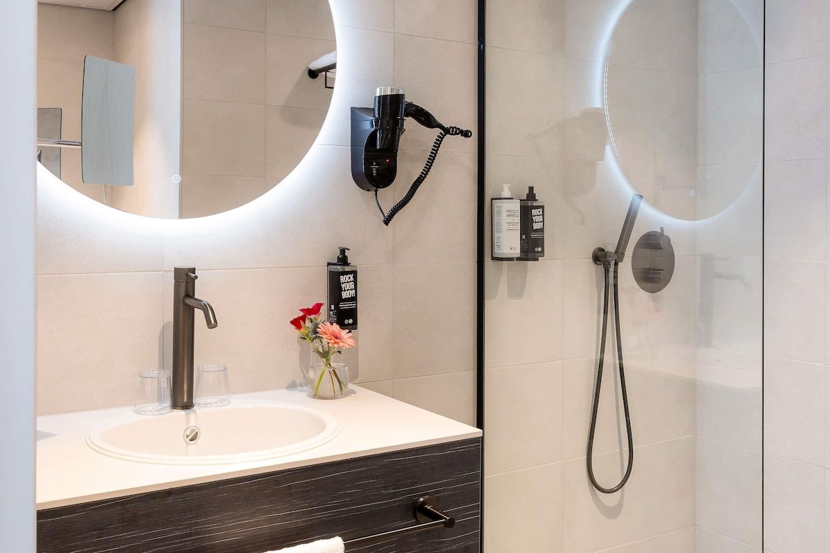 Habitación Deluxe, 1 cama doble, balcón | Caja fuerte, escritorio, tabla de planchar con plancha y wifi gratis