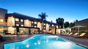 Piscina externa, piscina aquecida, guarda-sóis, espreguiçadeiras