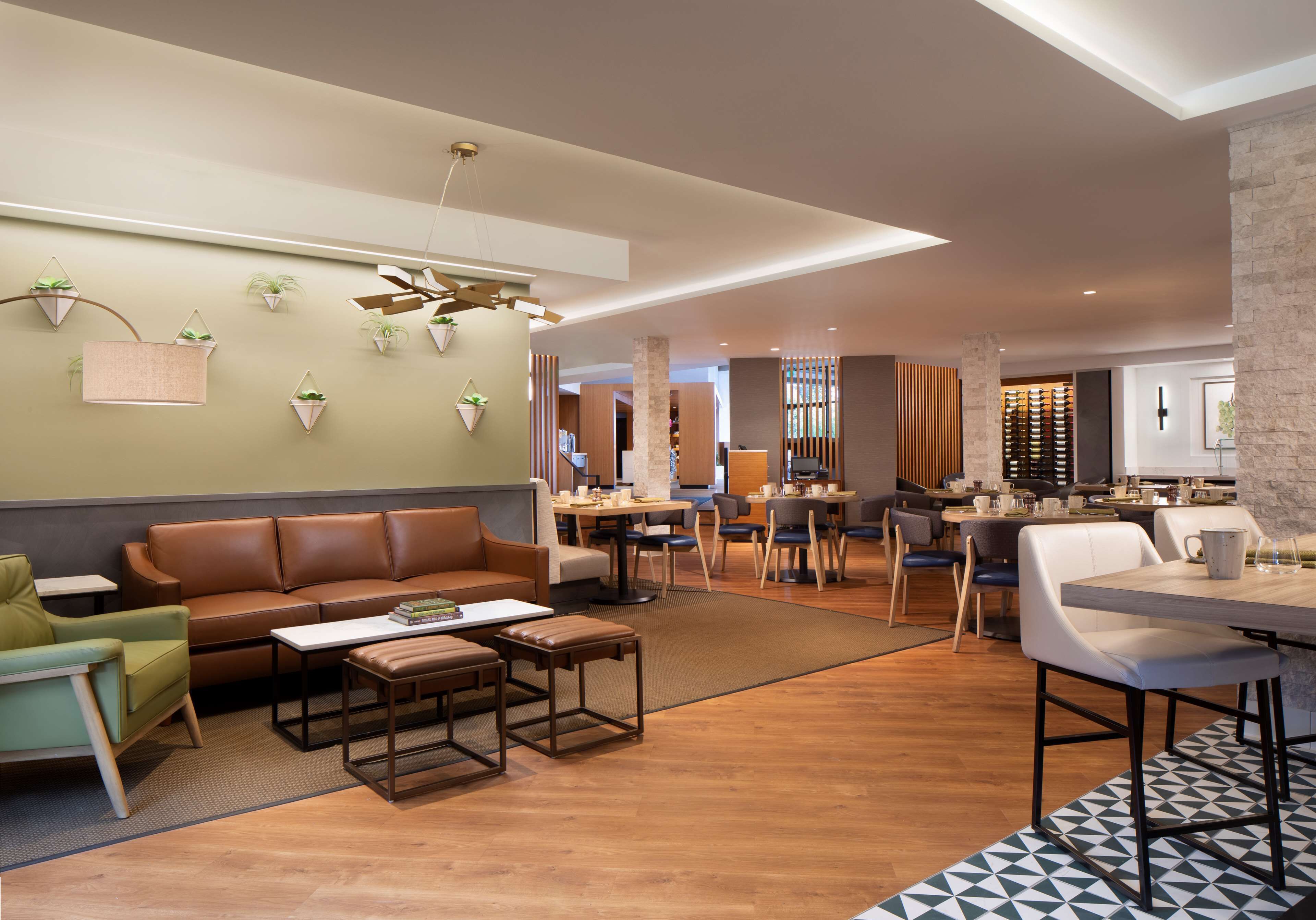 朝食、ディナーに営業