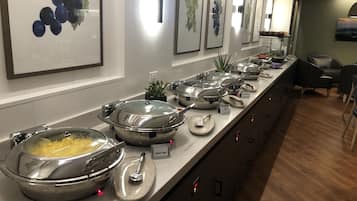 Petit déjeuner et dîner servis sur place