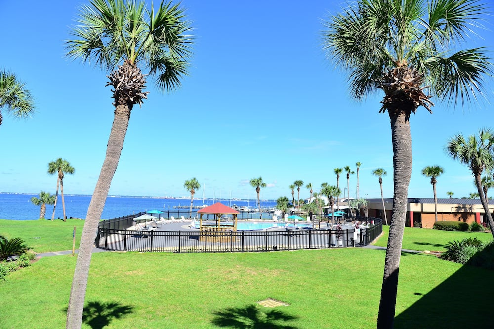 Quality Inn & Suites Gulf Breeze Bayside near Pensacola Beach