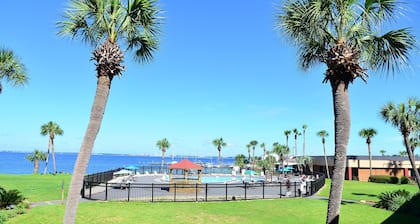 Quality Inn & Suites Gulf Breeze Bayside near Pensacola Beach