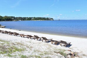 Privatstrand, weißer Sandstrand, Liegestühle, Angeln