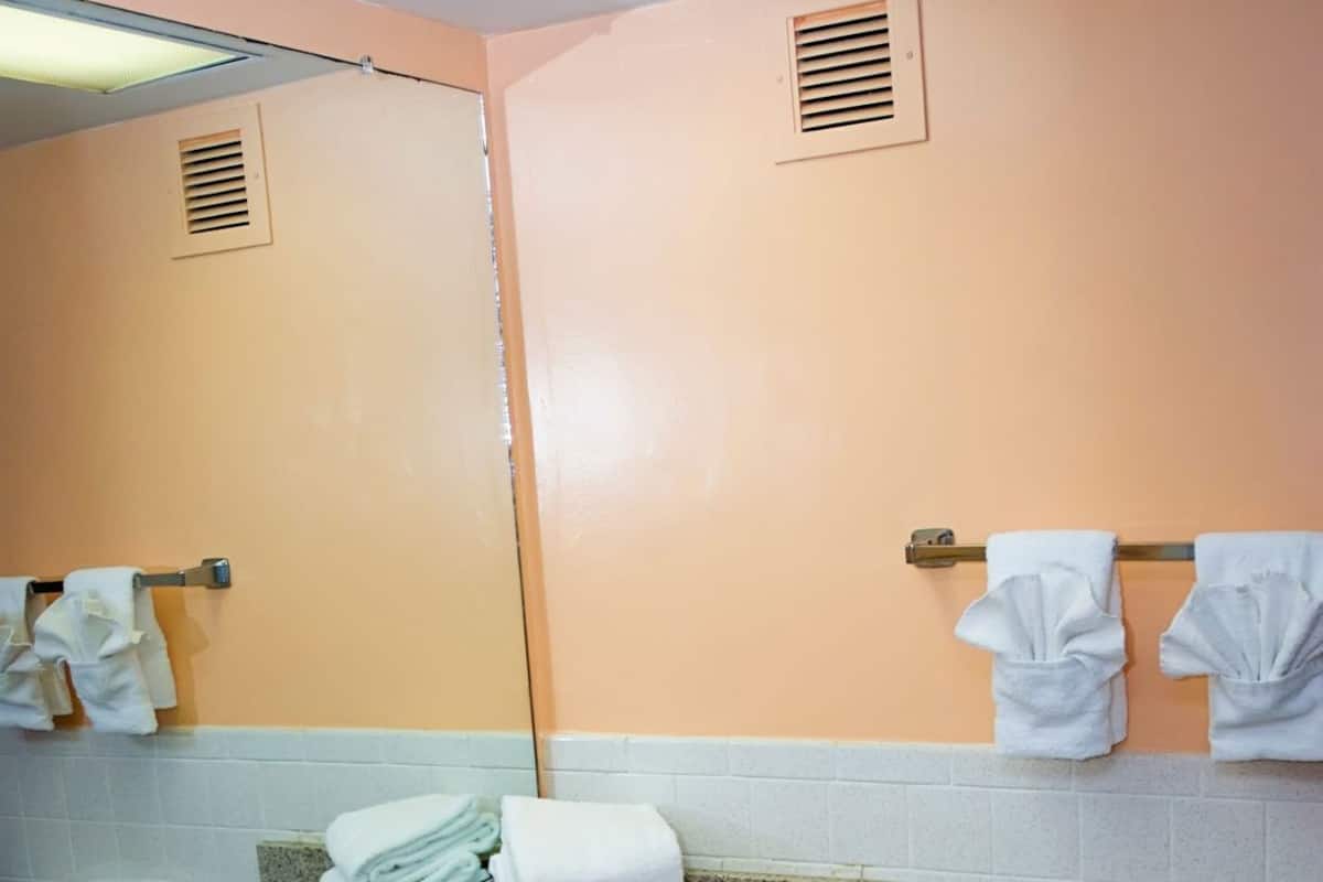 Duschwanne, kostenlose Toilettenartikel, Haartrockner, Handtücher