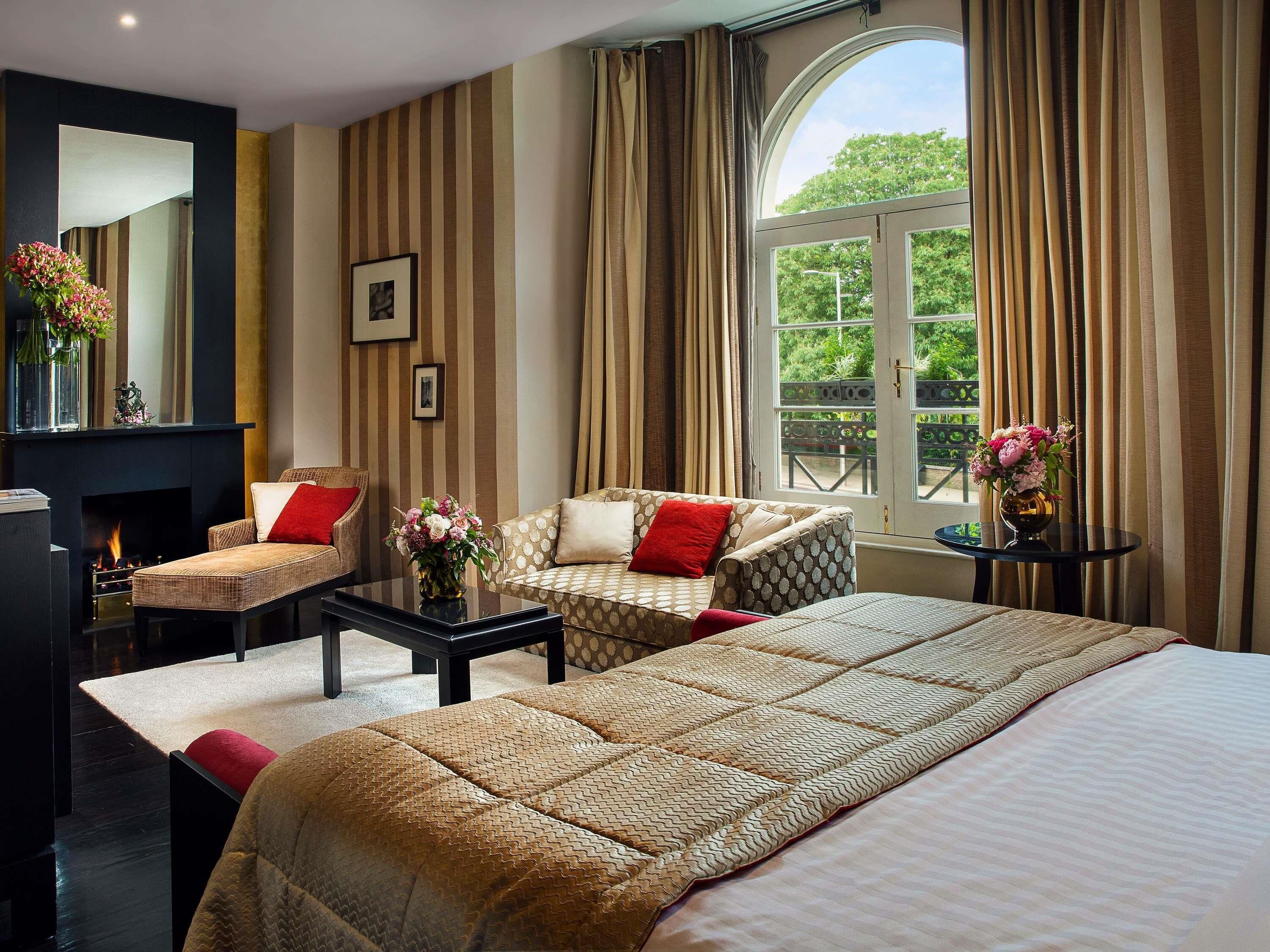 Suite, 1 très grand lit | Literie hypoallergénique, minibar, coffre-fort, bureau