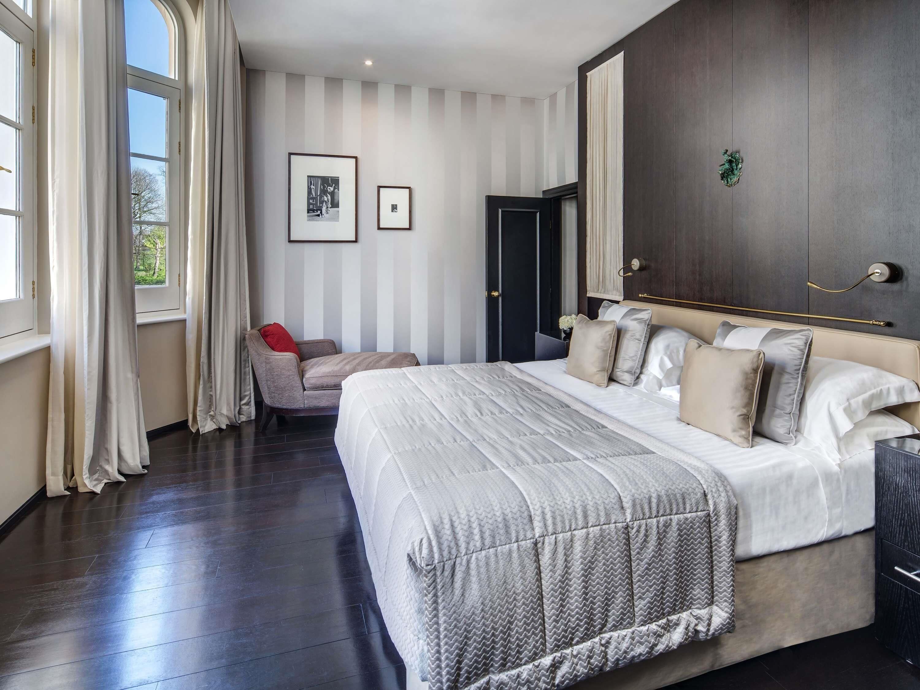 Suite, 1 très grand lit | Literie hypoallergénique, minibar, coffre-fort, bureau