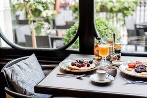 Colazione continentale, servita tutte le mattine (25 GBP a persona)