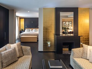 Deluxe suite | Hypoallergeen beddengoed, een minibar, een kluis op de kamer, een bureau