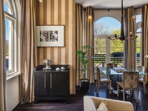 Allergikerbettwaren, Minibar, Zimmersafe, Schreibtisch