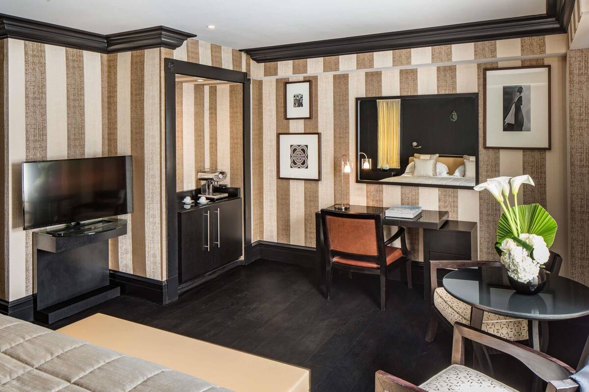 Quarto luxo | Roupas de cama antialérgicas, frigobar, cofres nos quartos, escrivaninha