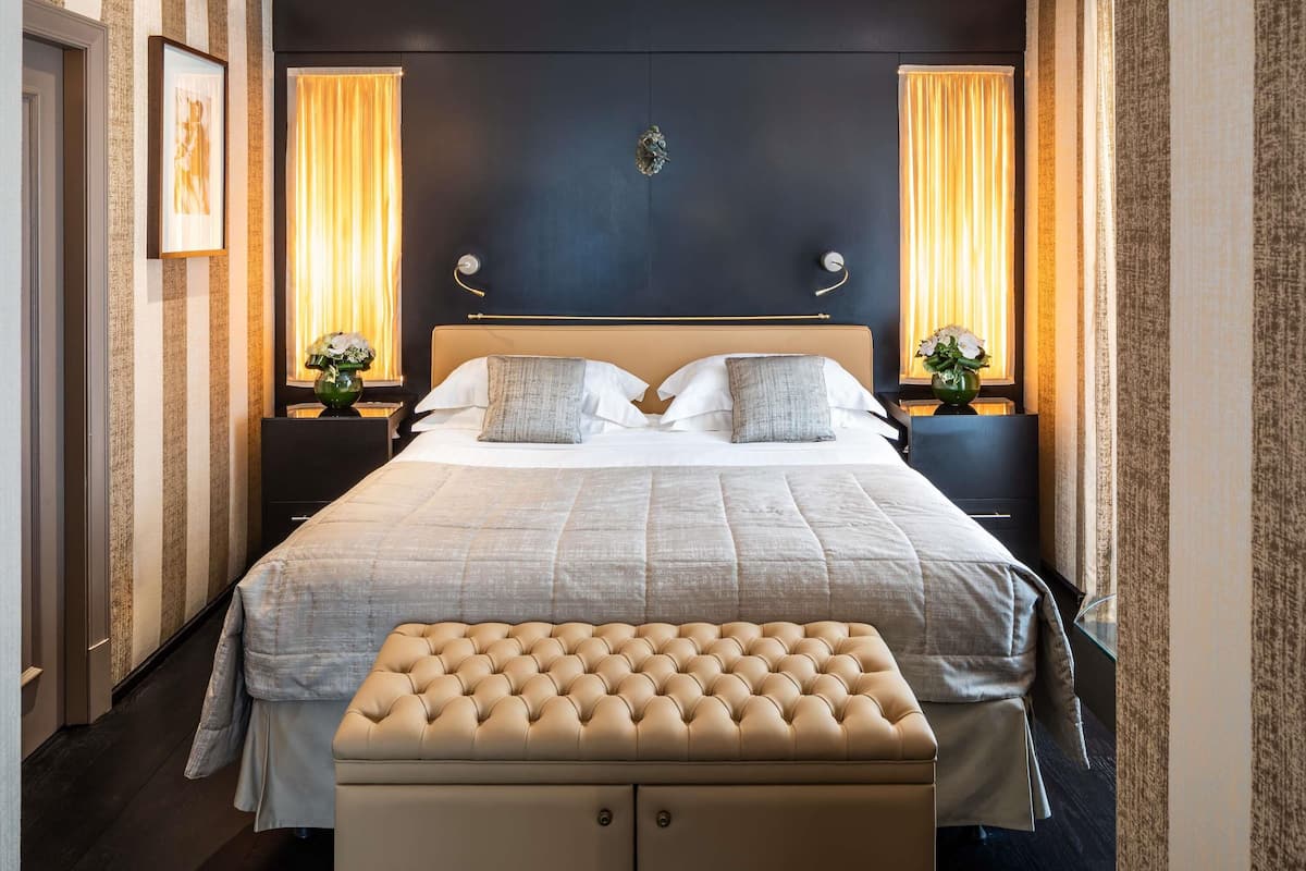 Rom – deluxe | Allergitestet sengetøy, minibar, safe på rommet og skrivebord