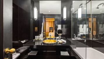 Combined shower/tub, deep soaking tub, free toiletries, hair dryer