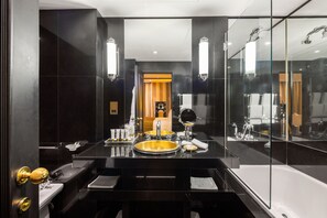 Een bad/douchecombinatie, een diep bad, gratis toiletartikelen