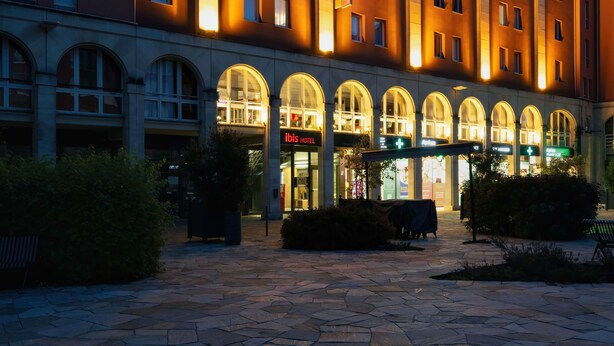 A hotel with arched windows and a stone-paved courtyard. - ibis Epernay Centre Ville (Epernay)