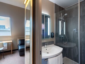 Douche, articles de toilette écologiques, sèche-cheveux