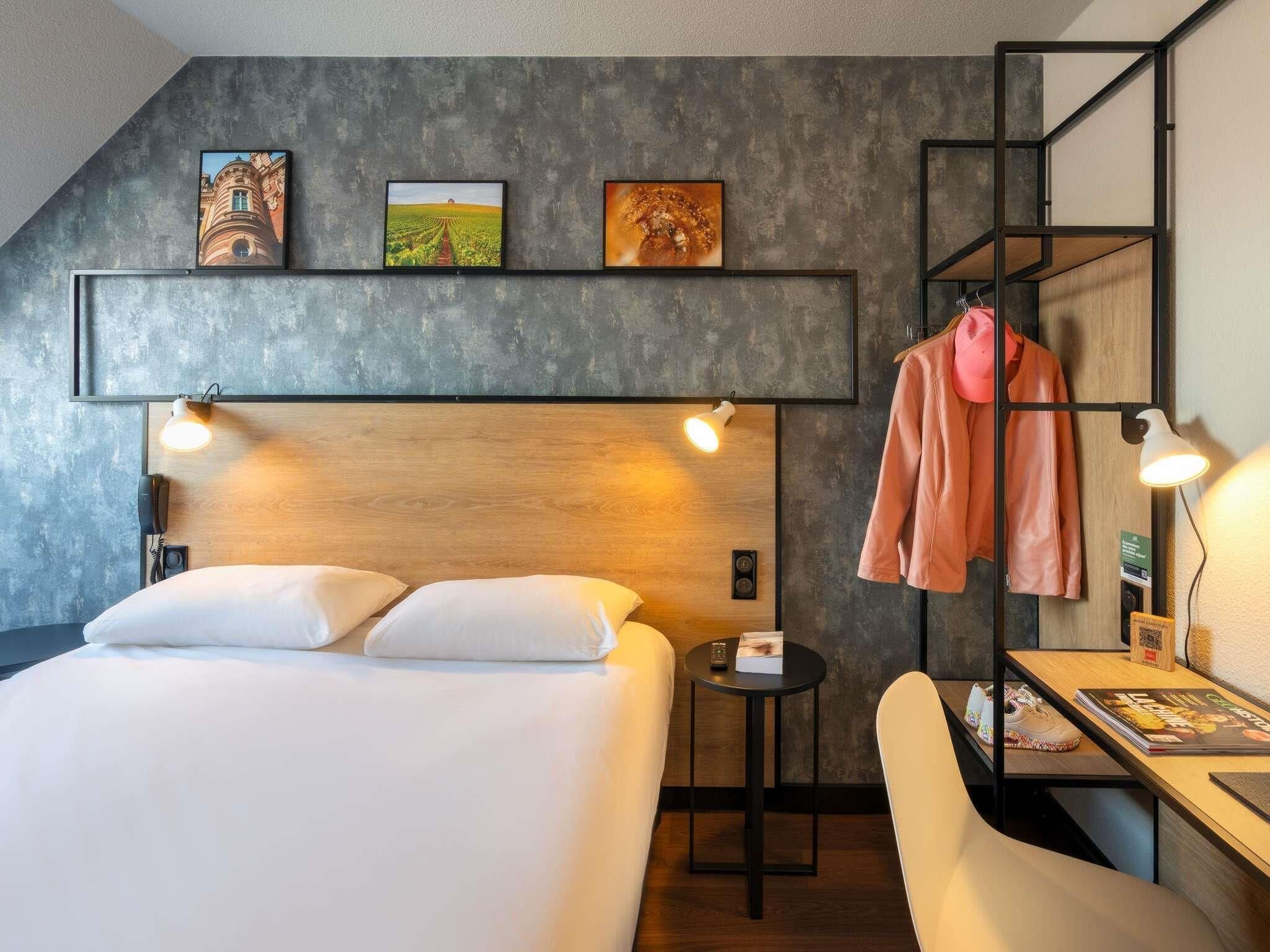 Driepersoonskamer, 1 tweepersoonsbed met slaapbank | Luxe beddengoed, een bureau, verduisterende gordijnen