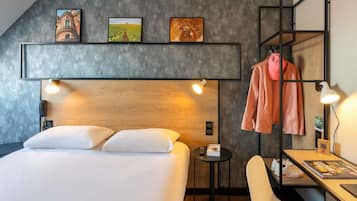 Driepersoonskamer, 1 tweepersoonsbed met slaapbank | Luxe beddengoed, een bureau, verduisterende gordijnen