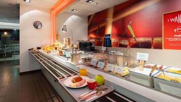 Frukostbuffé varje dag (EUR 14 per person)