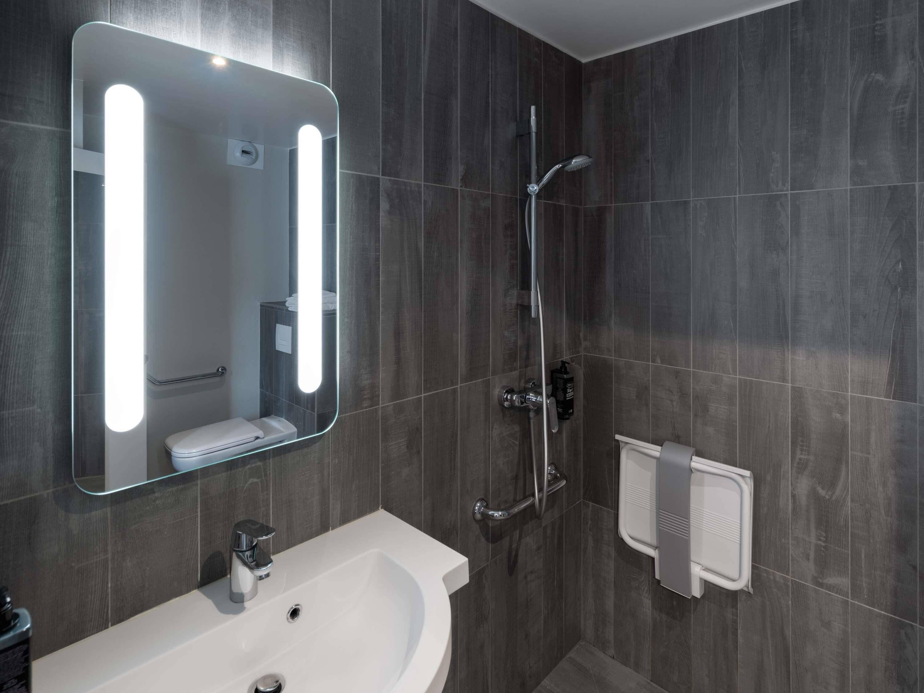 Habitación, 1 cama doble, accesible para personas con discapacidad | Ropa de cama de alta calidad, escritorio, cortinas opacas