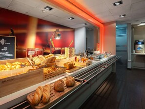 Café da manhã com buffet todos os dias (EUR 13.90 por pessoa) 