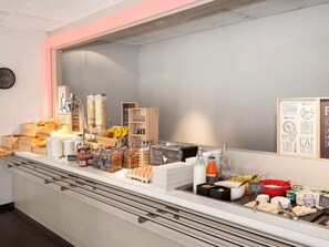 Tägliches Frühstücksbuffet (13.90 EUR pro Person)