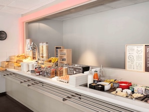 Tägliches Frühstücksbuffet (13.90 EUR pro Person)