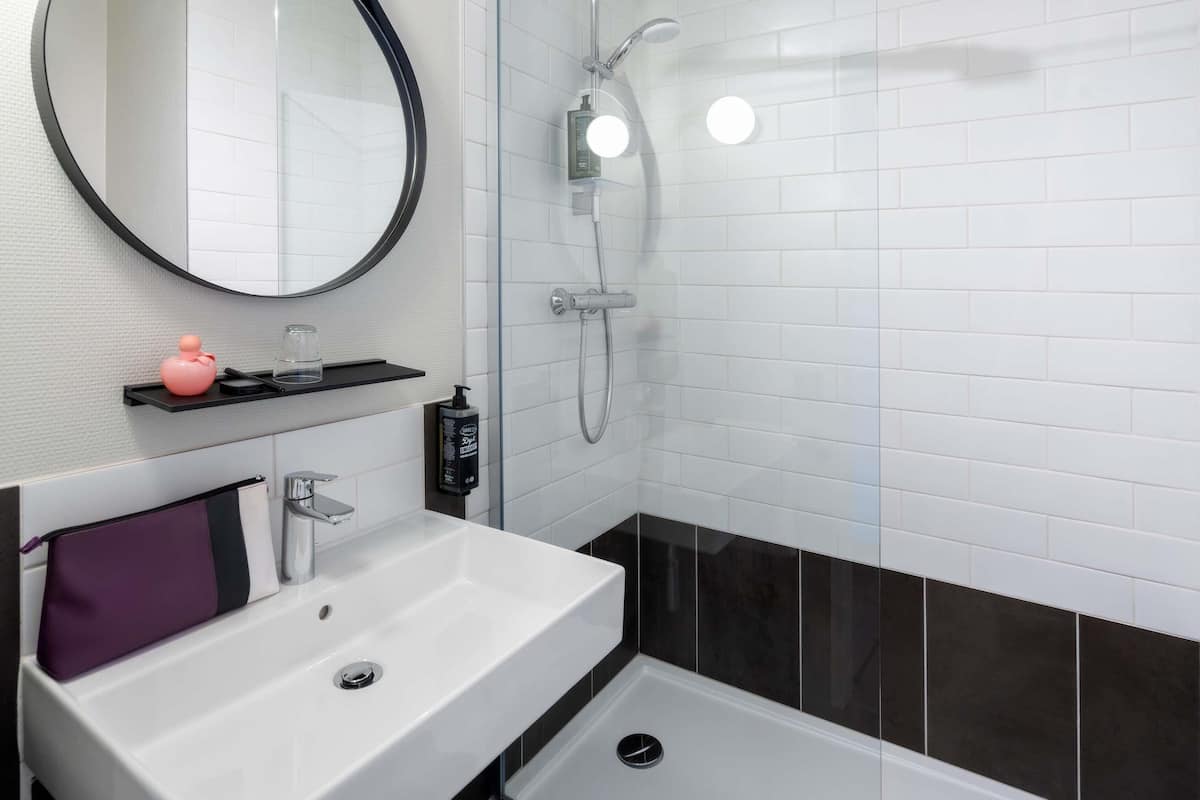 Chambre Triple, 1 lit double et 1 canapé-lit | Literie de qualité supérieure, bureau, rideaux occultants