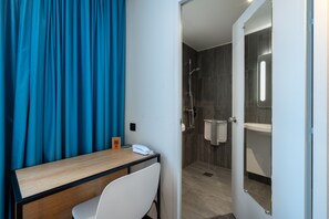 Quarto, 1 cama de casal, acessível | Banheiro | Chuveiro, produtos de toalete biodegradáveis, secador de cabelo 