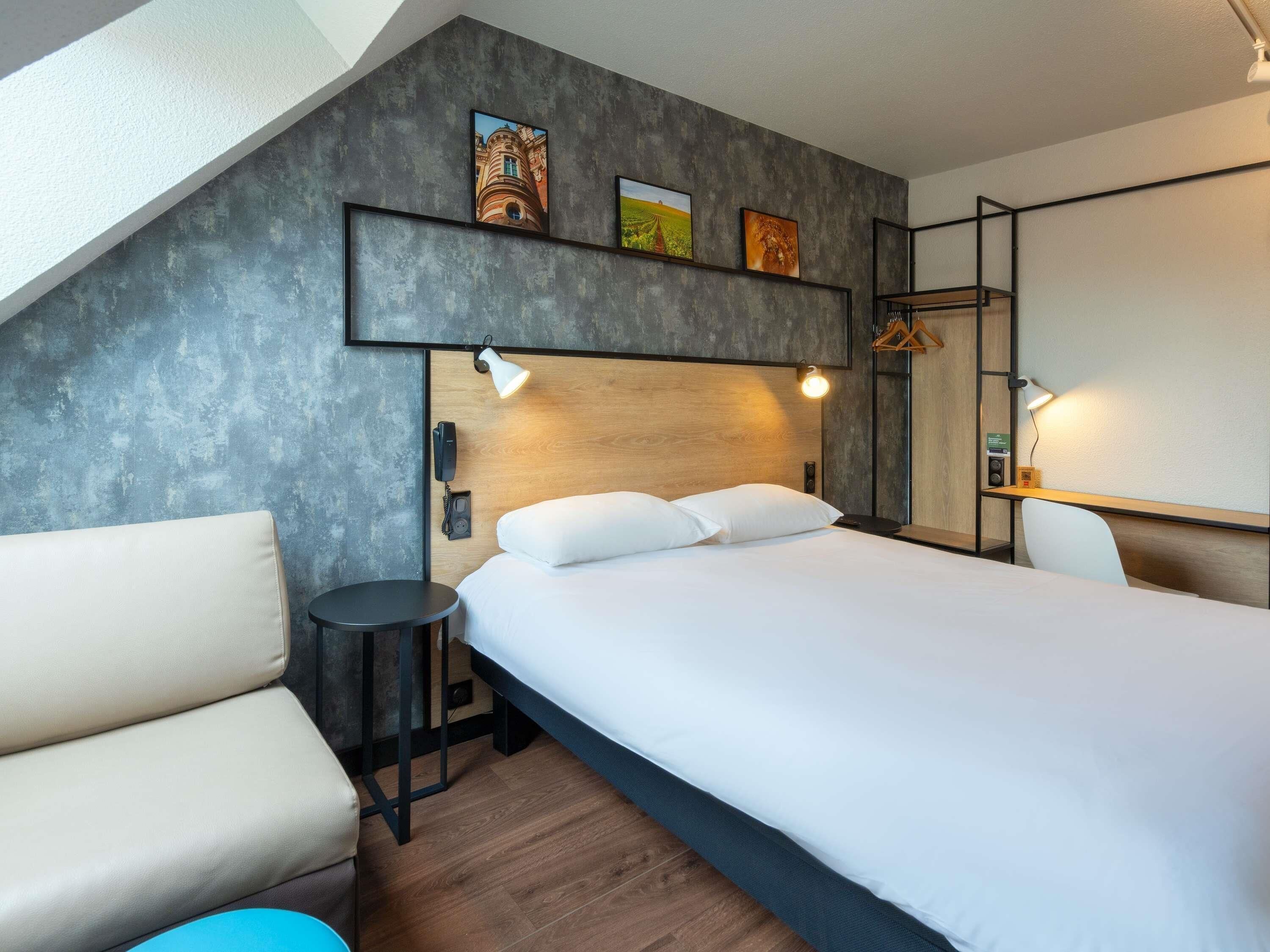 Literie de qualité supérieure, bureau, rideaux occultants