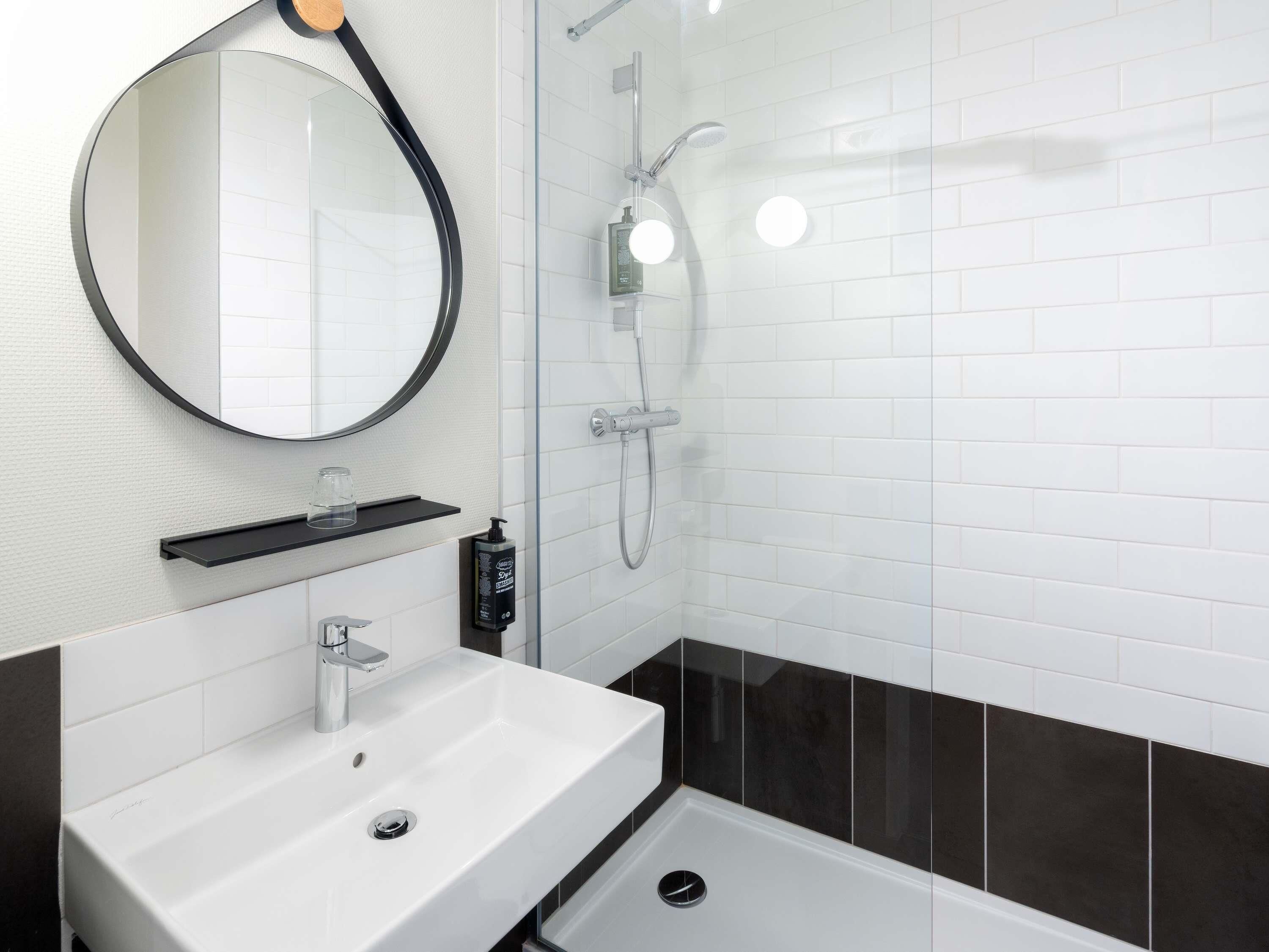 Trippelrum - 1 dubbelsäng med bäddsoffa | Sängtillbehör av högsta kvalitet, skrivbord och mörkläggningsgardiner