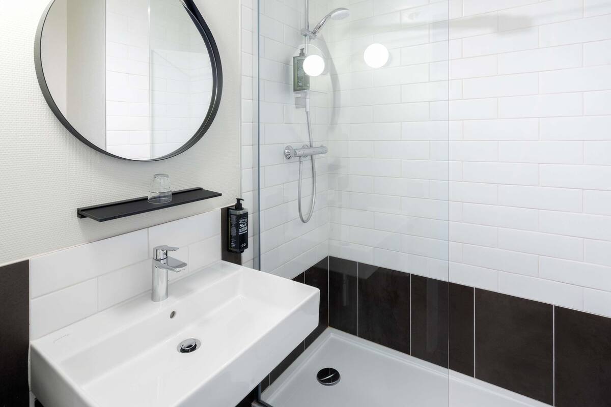 Trippelrum - 1 dubbelsÀng med bÀddsoffa | SÀngtillbehör av högsta kvalitet, skrivbord och mörklÀggningsgardiner