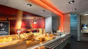Daily buffet breakfast for a fee - ibis Epernay Centre Ville (Epernay)