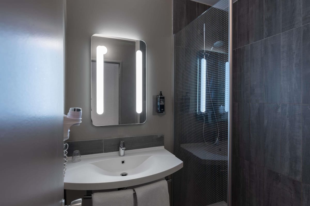 Chambre Confort, 1 lit double | Literie de qualité supérieure, bureau, rideaux occultants