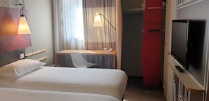 Habitació estàndard, 2 llits individuals | Roba de llit d'alta qualitat, escriptori i cortines opaques