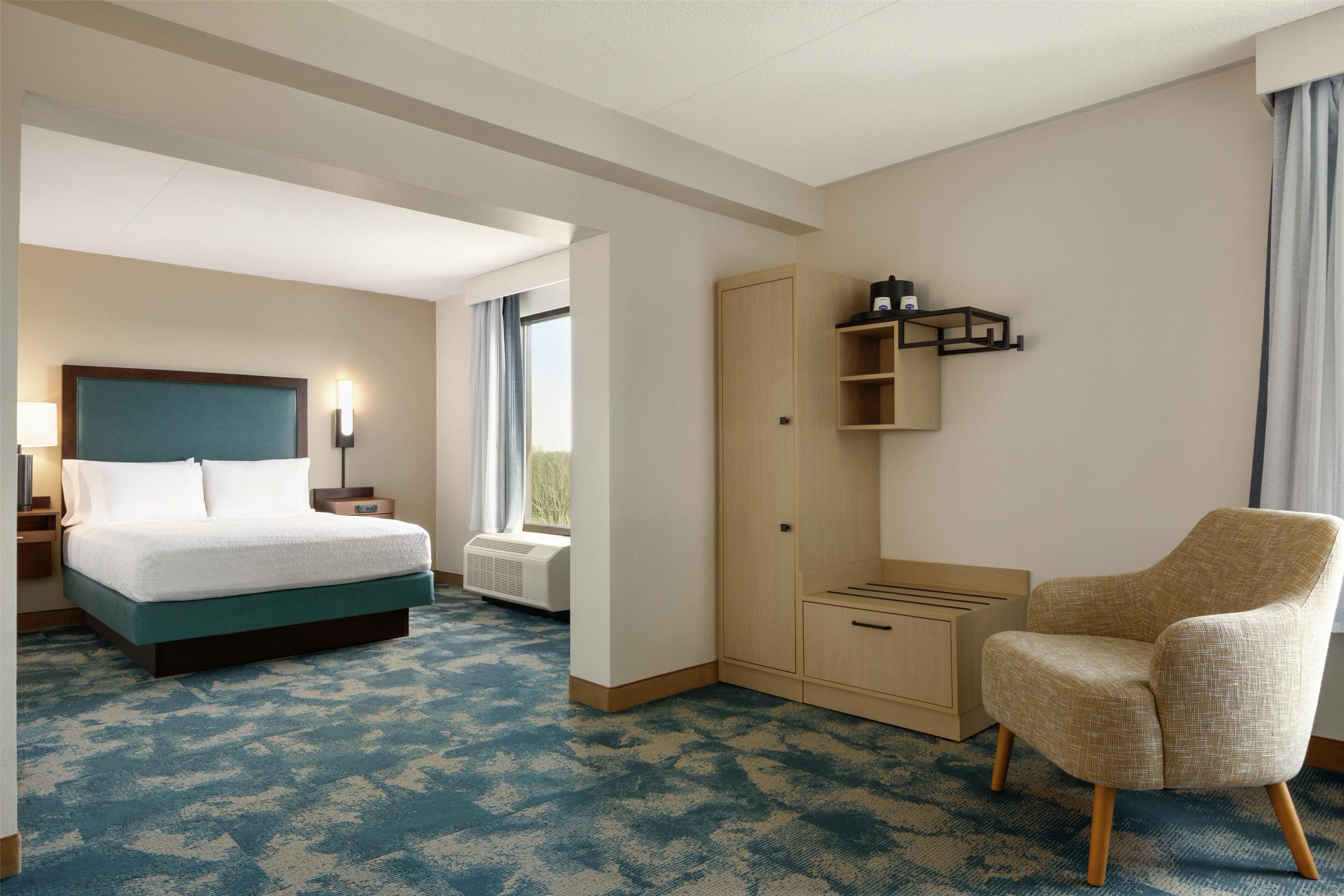 One queen study sofabed non smoking | Premium bedding, pillowtop beds, individually decorated