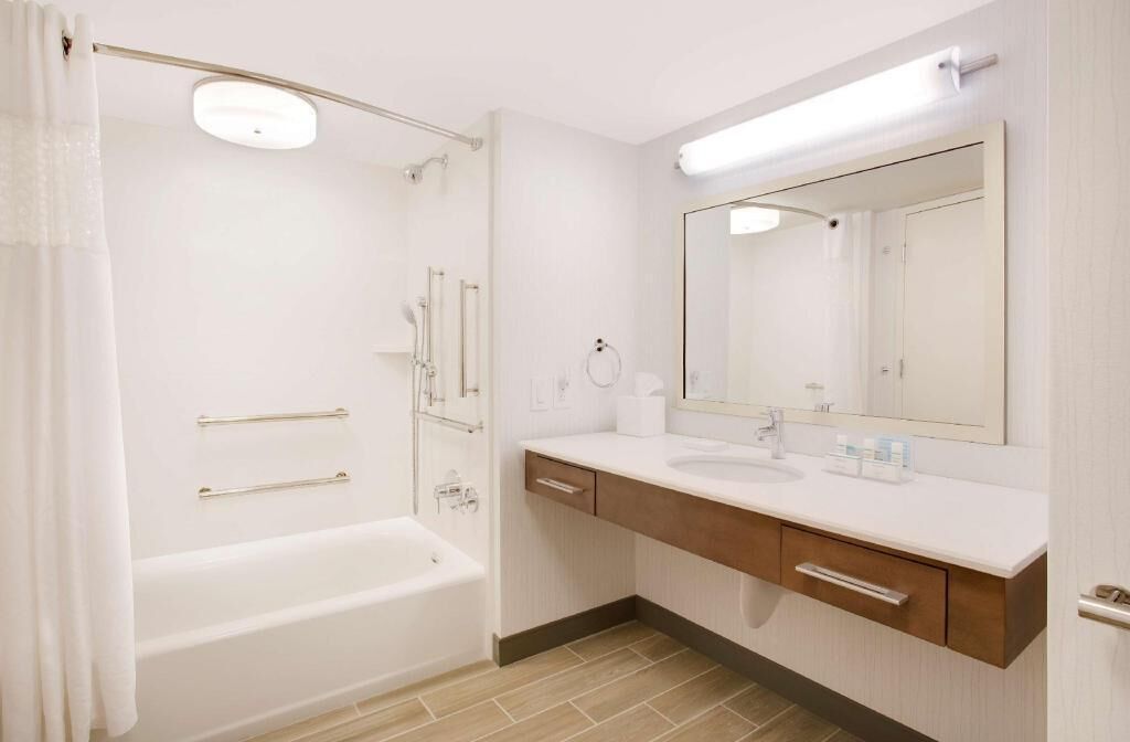 Bathroom | Combined shower/tub, free toiletries, hair dryer, towels