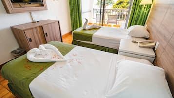 Chambre Standard, 2 lits une place | Rideaux occultants, fer et planche Ă repasser, draps fournis