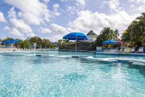 2 piscinas al aire libre, sombrillas, sillones reclinables de piscina
