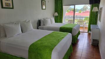 Habitación estándar, 2 camas Queen size | Cortinas blackout, tabla de planchar con plancha y ropa de cama