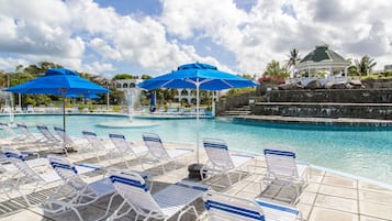2 piscinas al aire libre, sombrillas, sillones reclinables de piscina