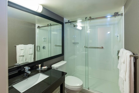Ropa de cama de alta calidad y caja de seguridad en la habitación . Comfort Inn Sydney - Cape Breton