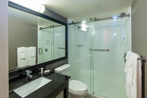 Ropa de cama de alta calidad y caja de seguridad en la habitación 