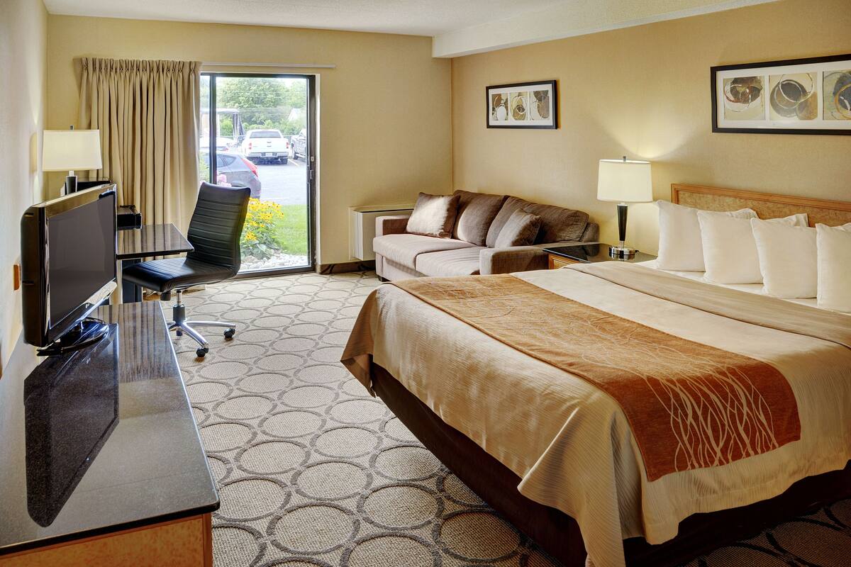 standard room, 1 queen bed, non smoking, ground floor | premium bedding, in-room safe, desk, blackout curtains