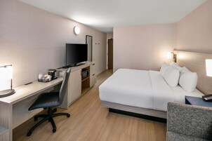 Habitación, 1 cama de matrimonio grande con sofá cama, no fumadores (1st Floor) | Ropa de cama de alta calidad, caja fuerte, escritorio y cortinas opacas