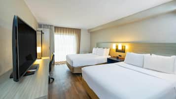 Quarto, 2 camas Queen, para não fumantes (Upgrade) | Roupas de cama premium, cofres nos quartos, escrivaninha