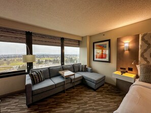 Habitación Deluxe, 1 cama King size, vista al campo de golf, torre (Tower Deluxe King Bed) | Ropa de cama de alta calidad y escritorio 