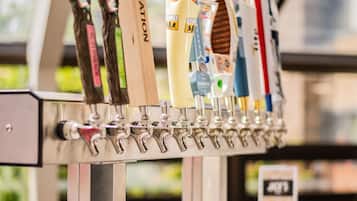 Un système de distribution de bière doté de plusieurs tireuses, chacune portant le nom d’une marque.